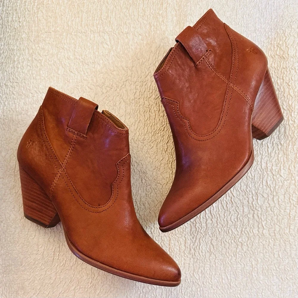 Frye Reina Western Ankle Boots Pointy Toe Cognac Brown Leather 7.5 NEW - Picture 1 of 10